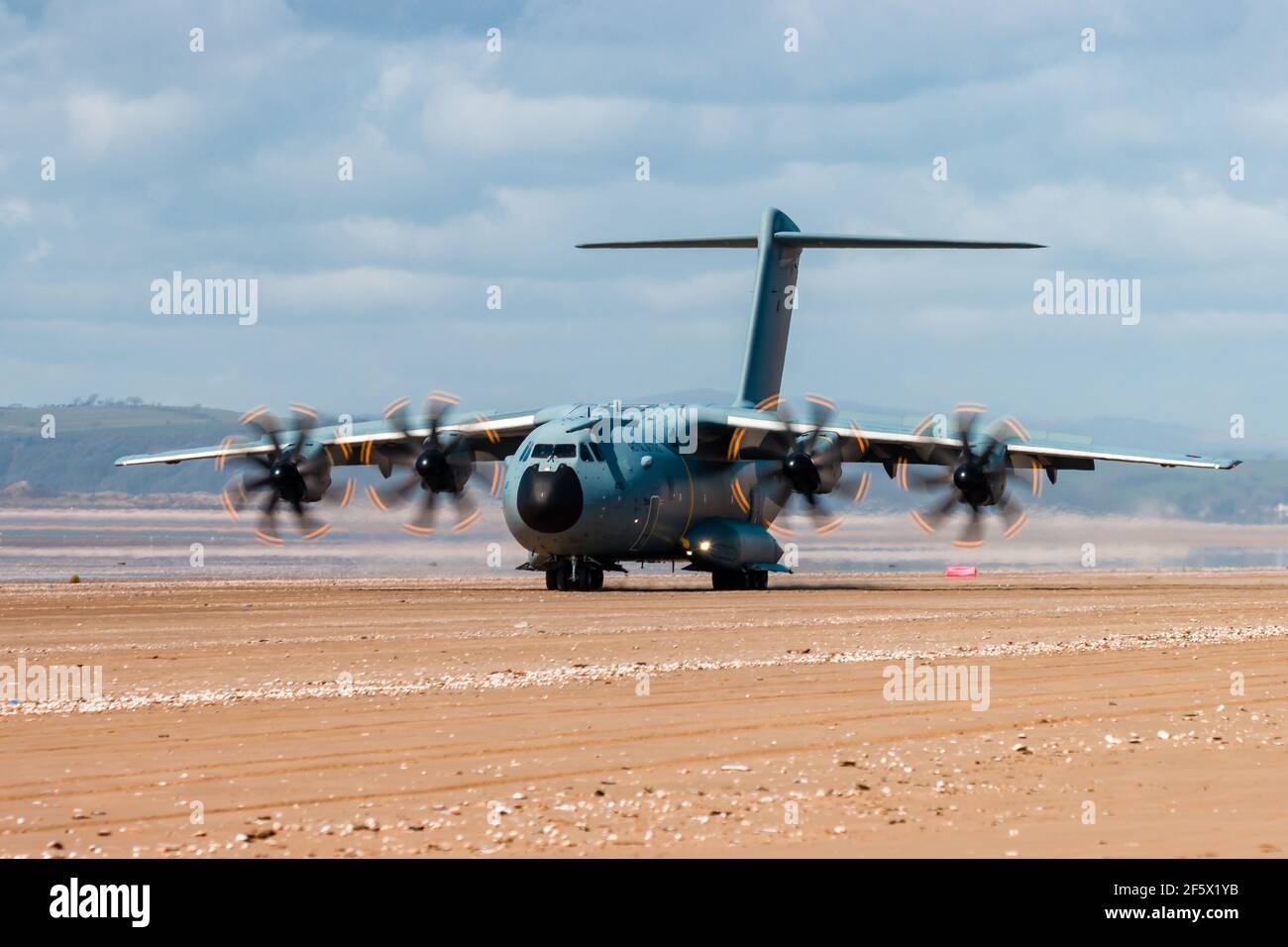 CEFN SIDAN, PAYS DE GALLES - MARS 25 2021: Un avion de transport militaire de la Royal Air Force Airbus A400M 'Atlas' pratiquant des atterrissages tactiques sur une plage Banque D'Images