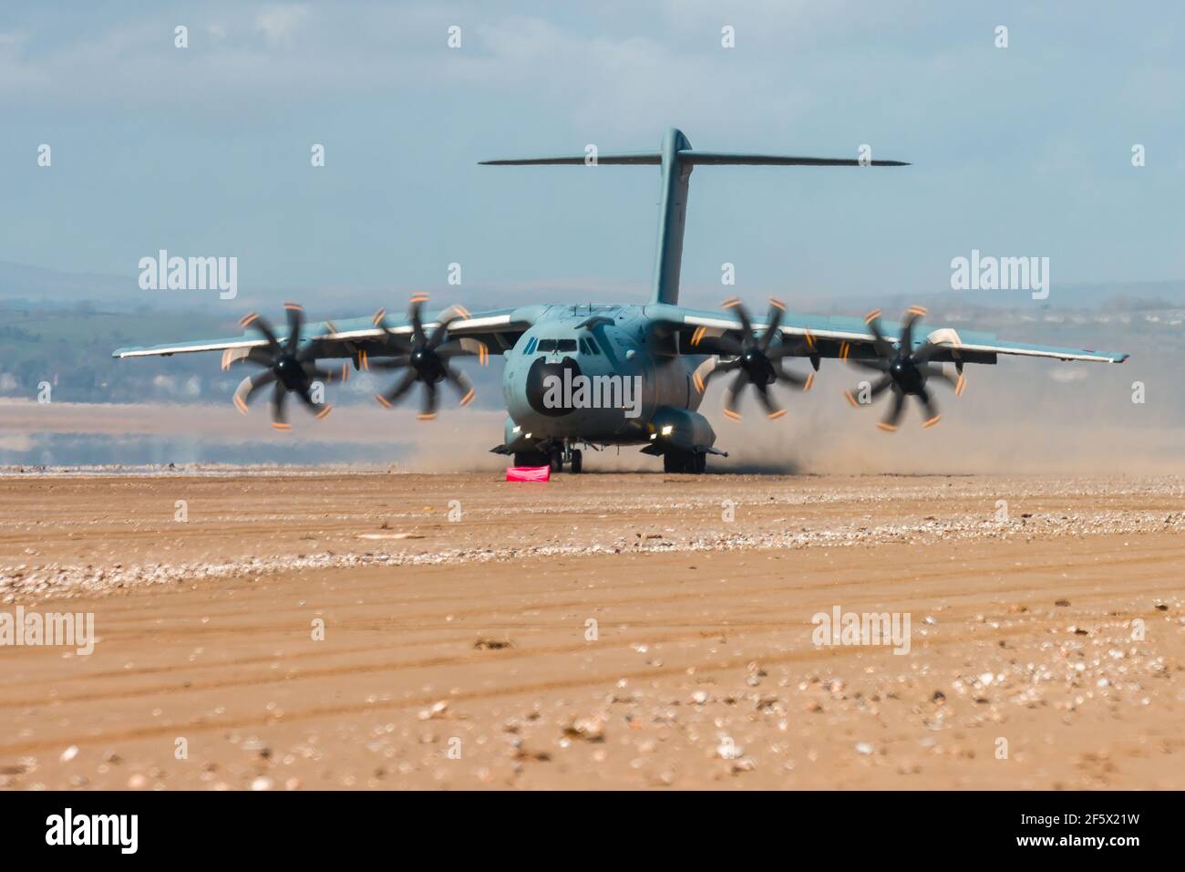 CEFN SIDAN, PAYS DE GALLES - MARS 25 2021: Un avion de transport militaire de la Royal Air Force Airbus A400M 'Atlas' pratiquant des atterrissages tactiques sur une plage Banque D'Images