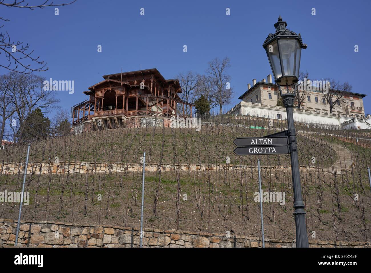 Prague, République tchèque - 26 mars 2021 - le parc Grebovka est le charmant bar à vins Altán Grébovka, au milieu de grands vignobles Banque D'Images