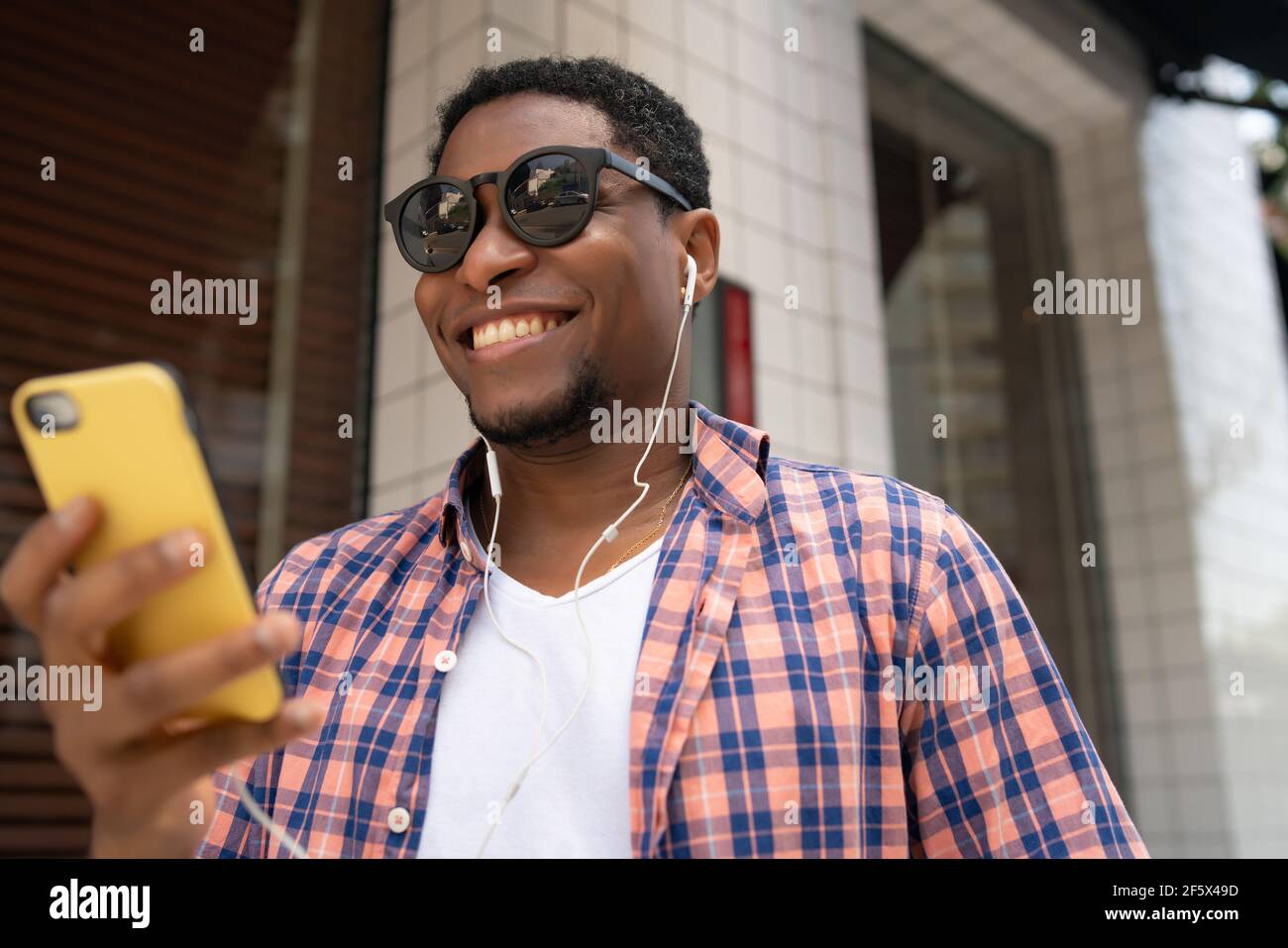 Homme utilisant son téléphone mobile dans la rue. Banque D'Images
