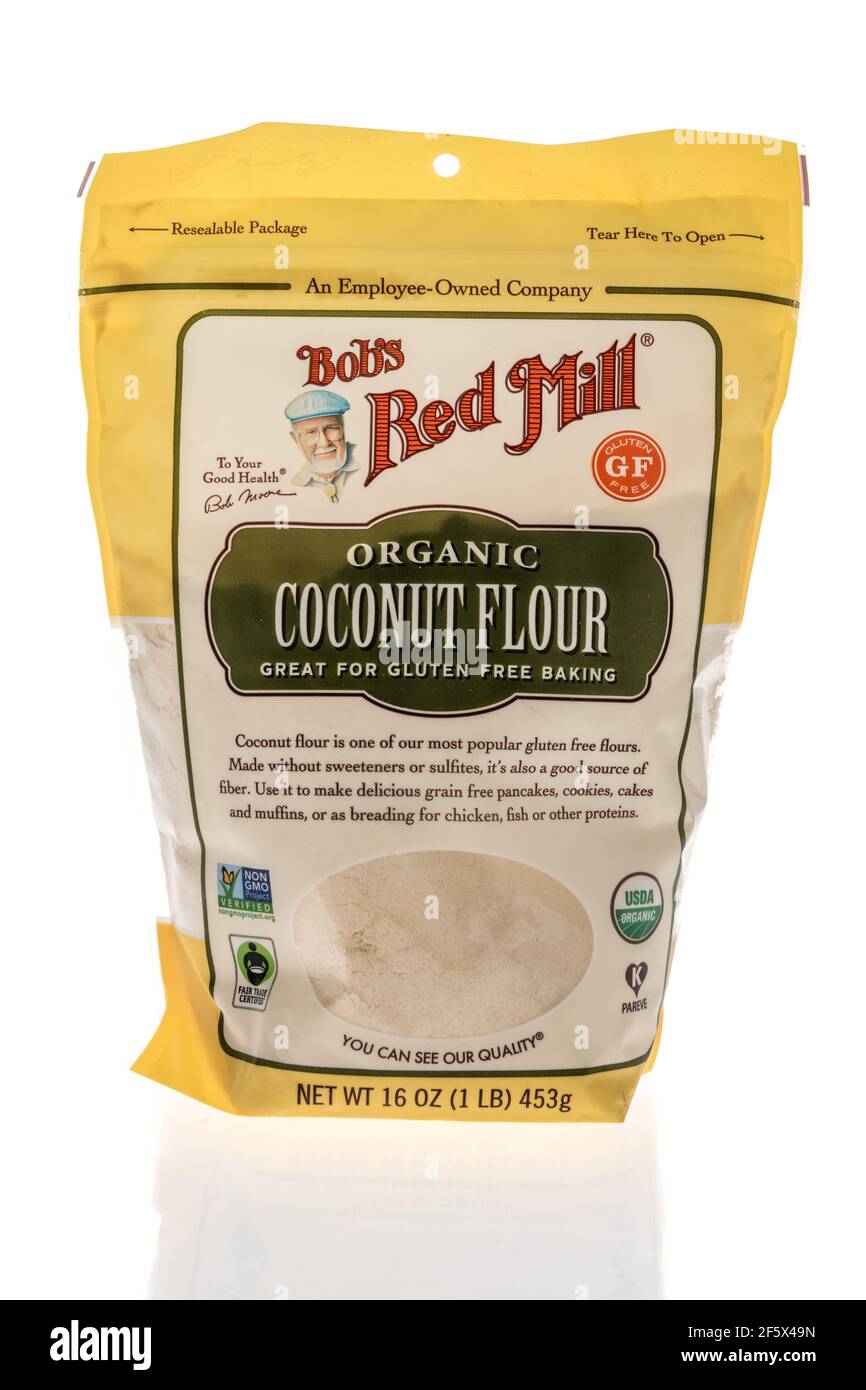 Winneconne, WI - 27 mars 2021 : un paquet de farine de noix de coco Bobs Red Mill sur un fond isolé Banque D'Images