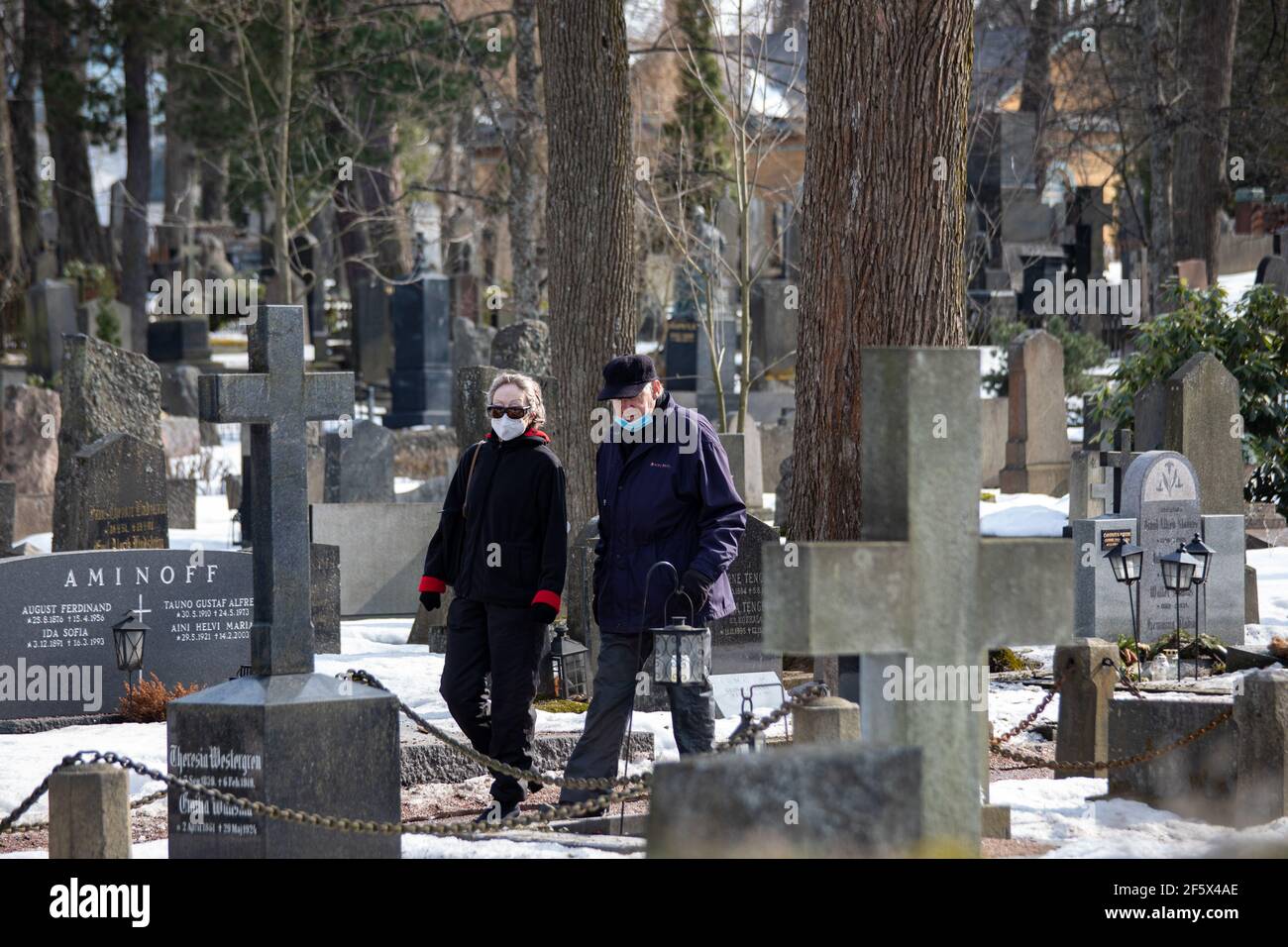Un couple de personnes âgées se promène samedi au cimetière Hietaniemi d'Helsinki, en Finlande Banque D'Images