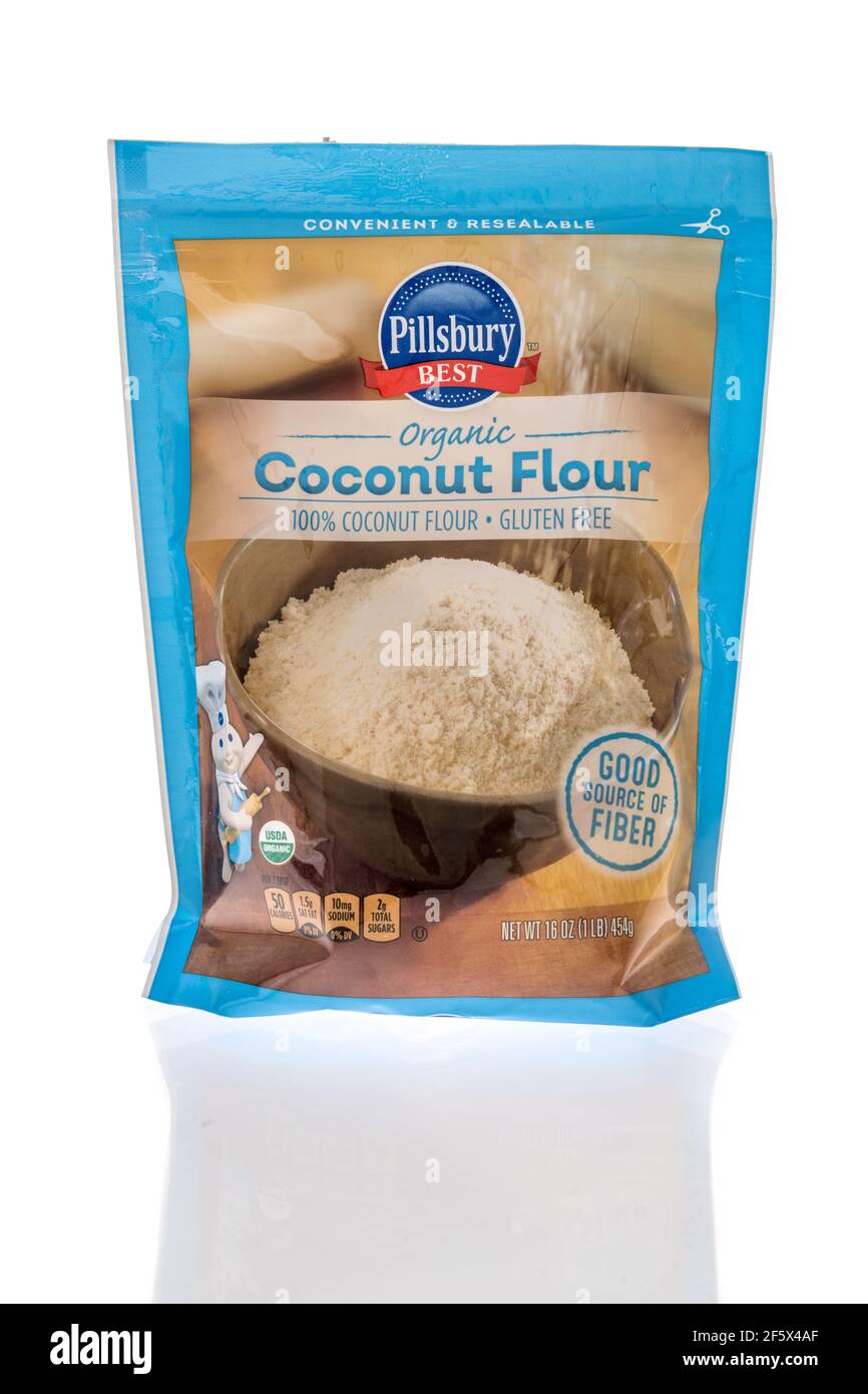 Winneconne, WISCONSIN - 27 mars 2021 : un paquet de farine de noix de coco de Pillsbury sur un fond isolé Banque D'Images