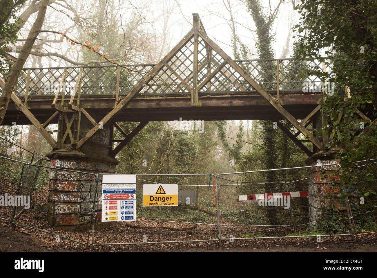 Un pont en bois, clôturé comme une structure dangereuse à cause de la pourriture dans certains des bois lourds. Banque D'Images