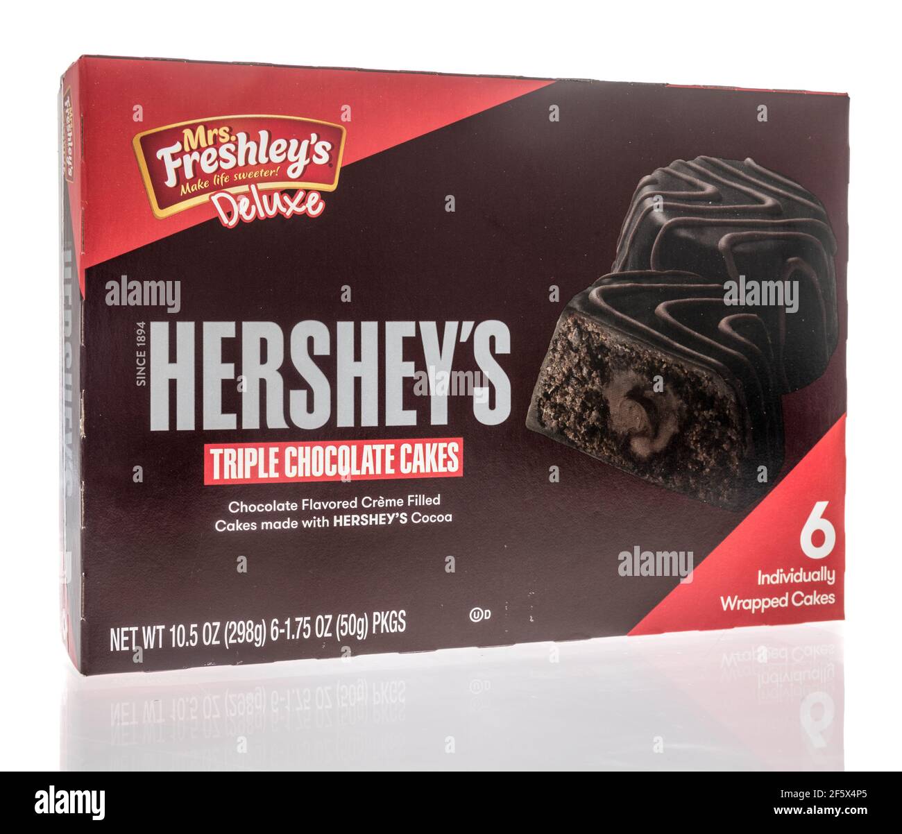 Winneconne Wi 27 Mars 21 Un Paquet De Gateaux Au Chocolat Triple De Luxe De Mme Freshleys Hersheys Sur Un Fond Isole Photo Stock Alamy