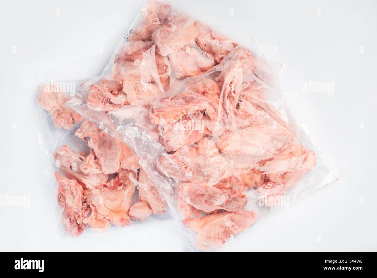 Dos de poulet crus dans un emballage emballé dans une boîte pour livraison  sur fond blanc isolé, vue latérale. Boîte de viande crue pour supermarché,  vente au détail Photo Stock - Alamy