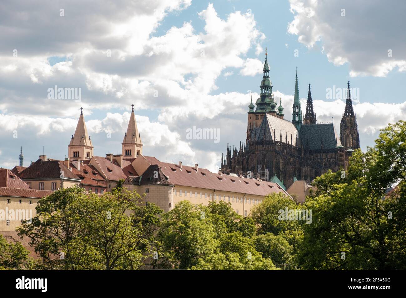 Cathédrale Saint-Vitus dans le château de Prague par beau temps au printemps Banque D'Images