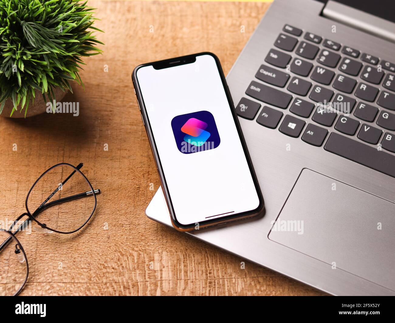 Assam, inde - 30 mars 2021 : logo raccourcis sur l'image de stock de l'écran du téléphone. Banque D'Images