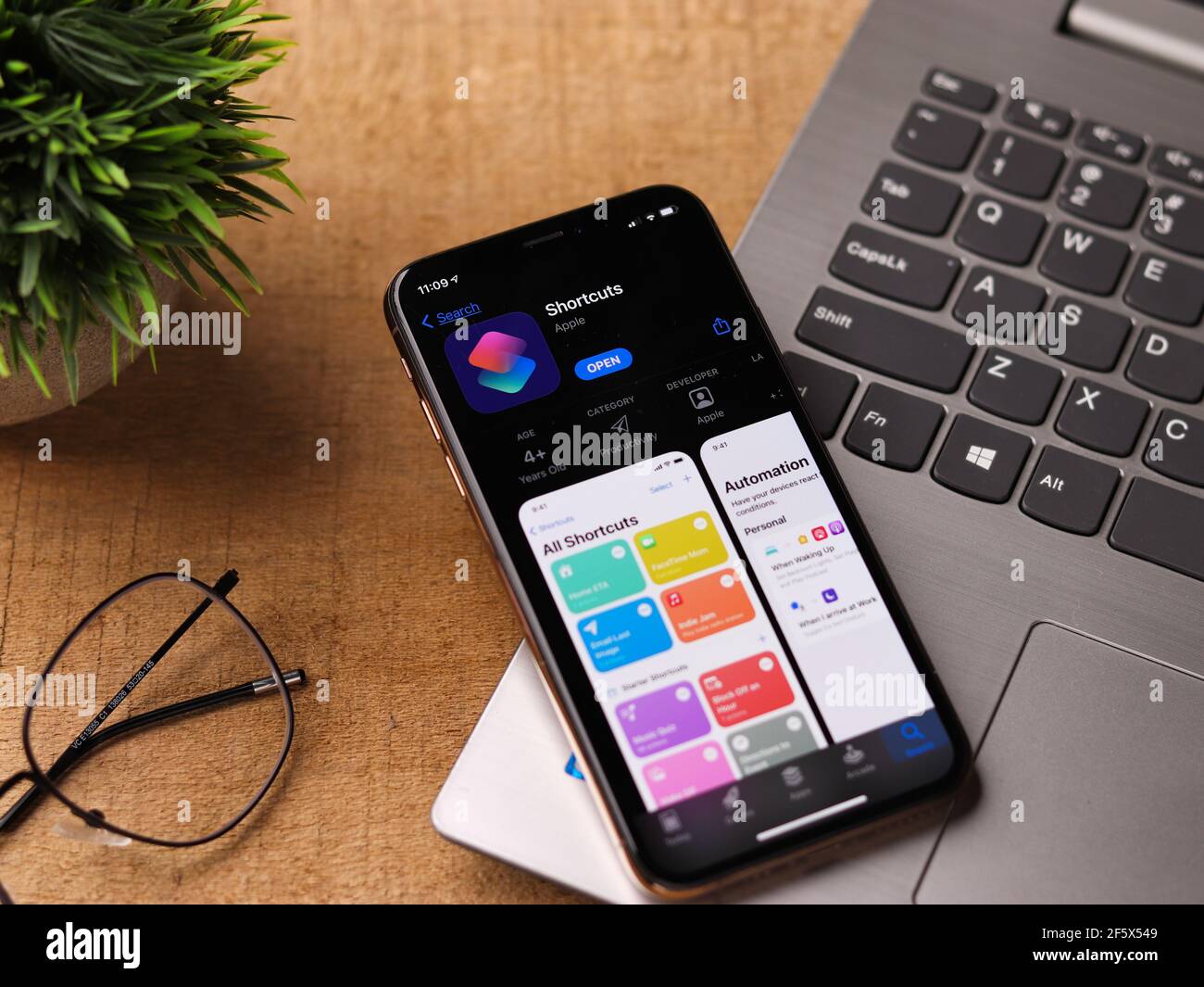 Assam, inde - 30 mars 2021 : logo raccourcis sur l'image de stock de l'écran du téléphone. Banque D'Images