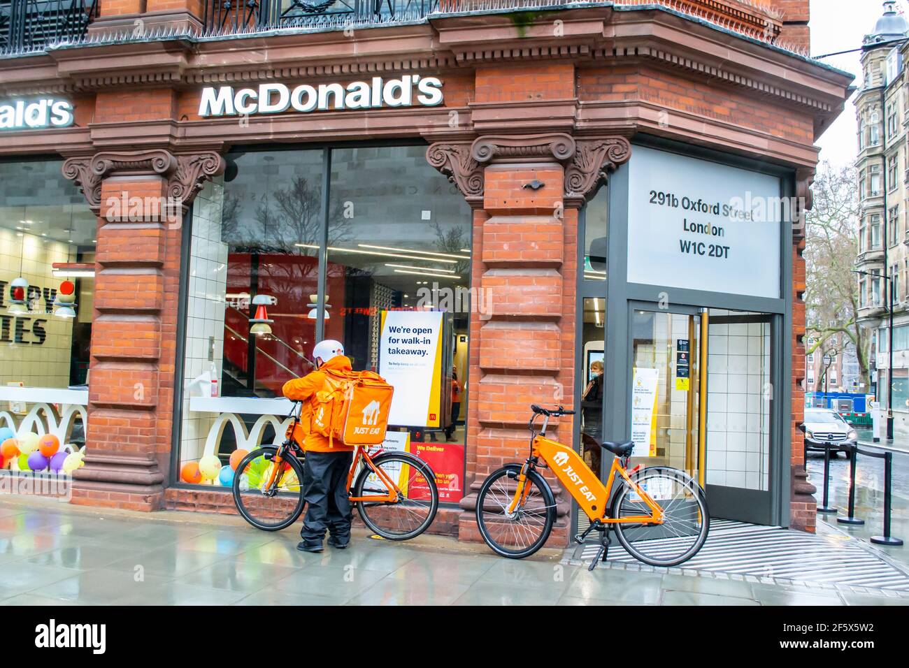 OXFORD STREET LONDRES ANGLETERRE 17 fevrier 2021 McDonald s avec velos Just Eat et chauffeur de livraison a l exterieur au milieu du dernier lockd du coronavirus Photo Stock Alamy