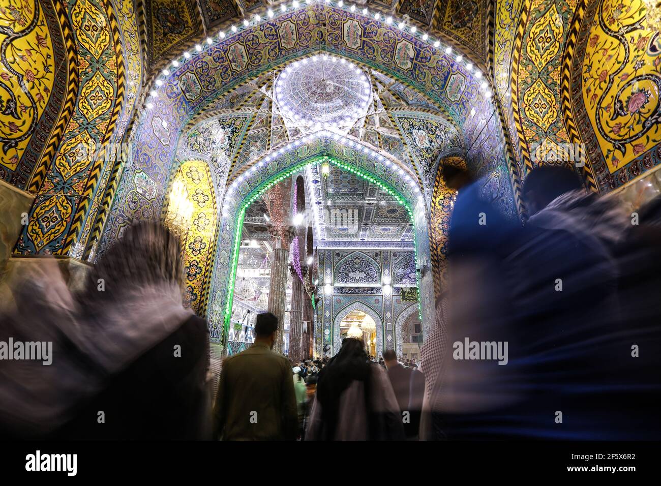 Karbala, Irak. 28 mars 2021. Les musulmans visitent le sanctuaire de l'Imam Husayn pendant les célébrations du Nisf de Shaban (Mid-Sha'ban). Chaque année, mi-Sha'ban est observé par les communautés musulmanes la nuit entre le 14 et le 15 de Sha'aban, qui est le huitième mois du calendrier islamique. Credit: Ameer Al Mohmedaw/dpa/Alamy Live News Banque D'Images