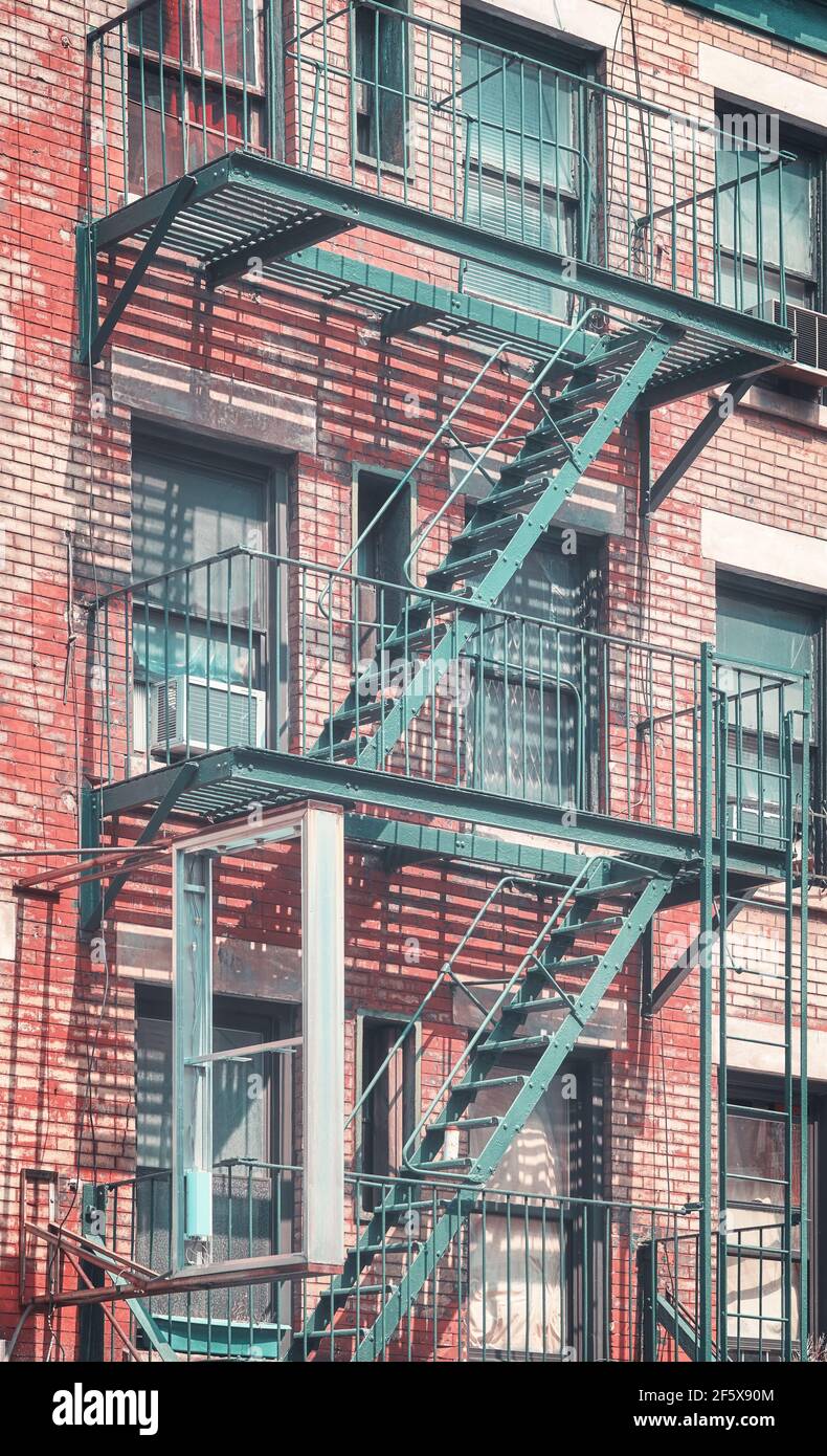 Vieux bâtiment en brique avec évacuation au feu de fer, image colorée, New York City, Etats-Unis. Banque D'Images