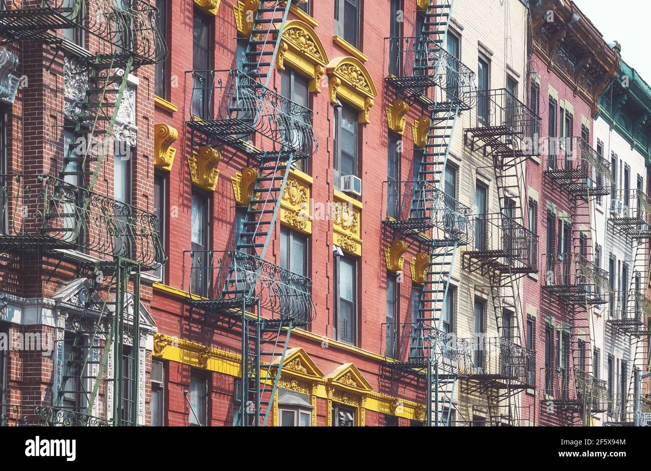 Rangée de vieux bâtiments avec des évasions de feu de fer, couleurs appliquées, New York City, Etats-Unis. Banque D'Images