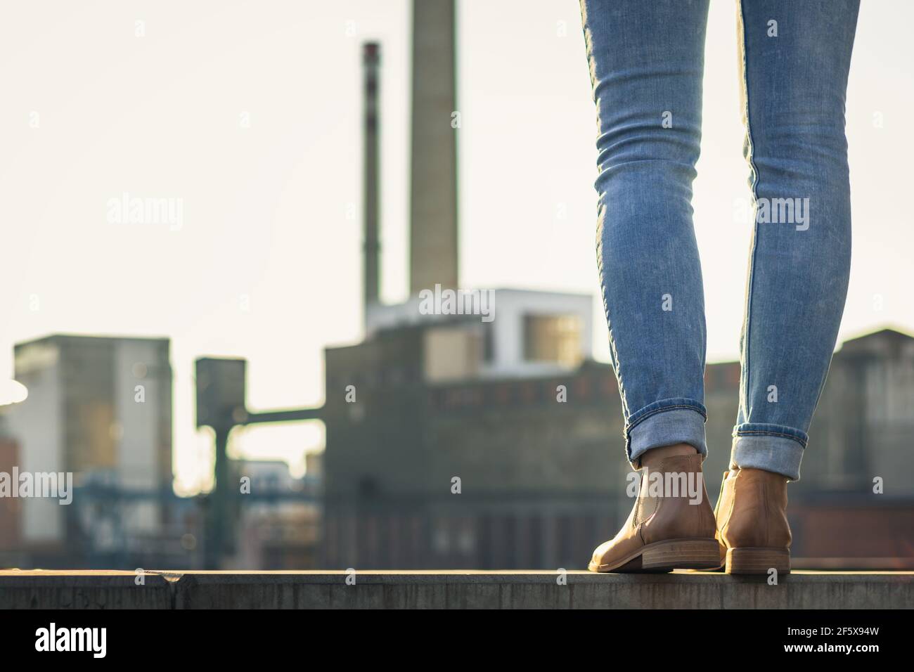 Femme élégante debout en ville. Jambes en Jean bleu et chaussure en cuir.  Mode concept Photo Stock - Alamy