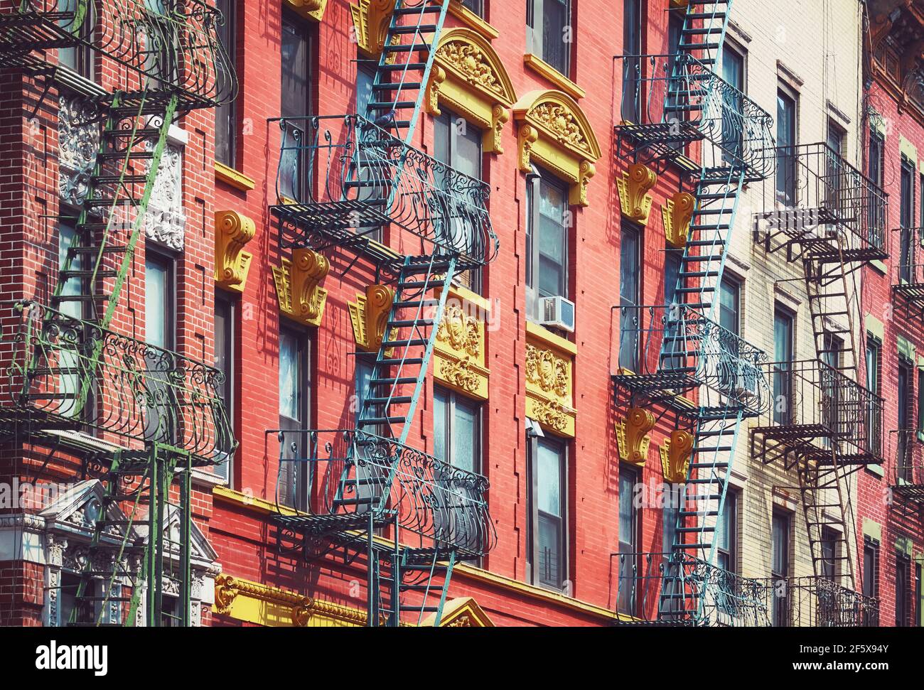 Rangée de vieux bâtiments avec des évasions de feu de fer, couleurs appliquées, New York City, Etats-Unis. Banque D'Images