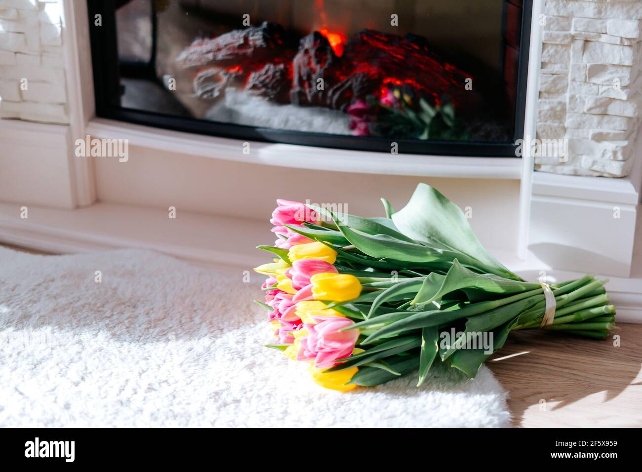 Bouquet de tulipes jaune et rose Banque D'Images