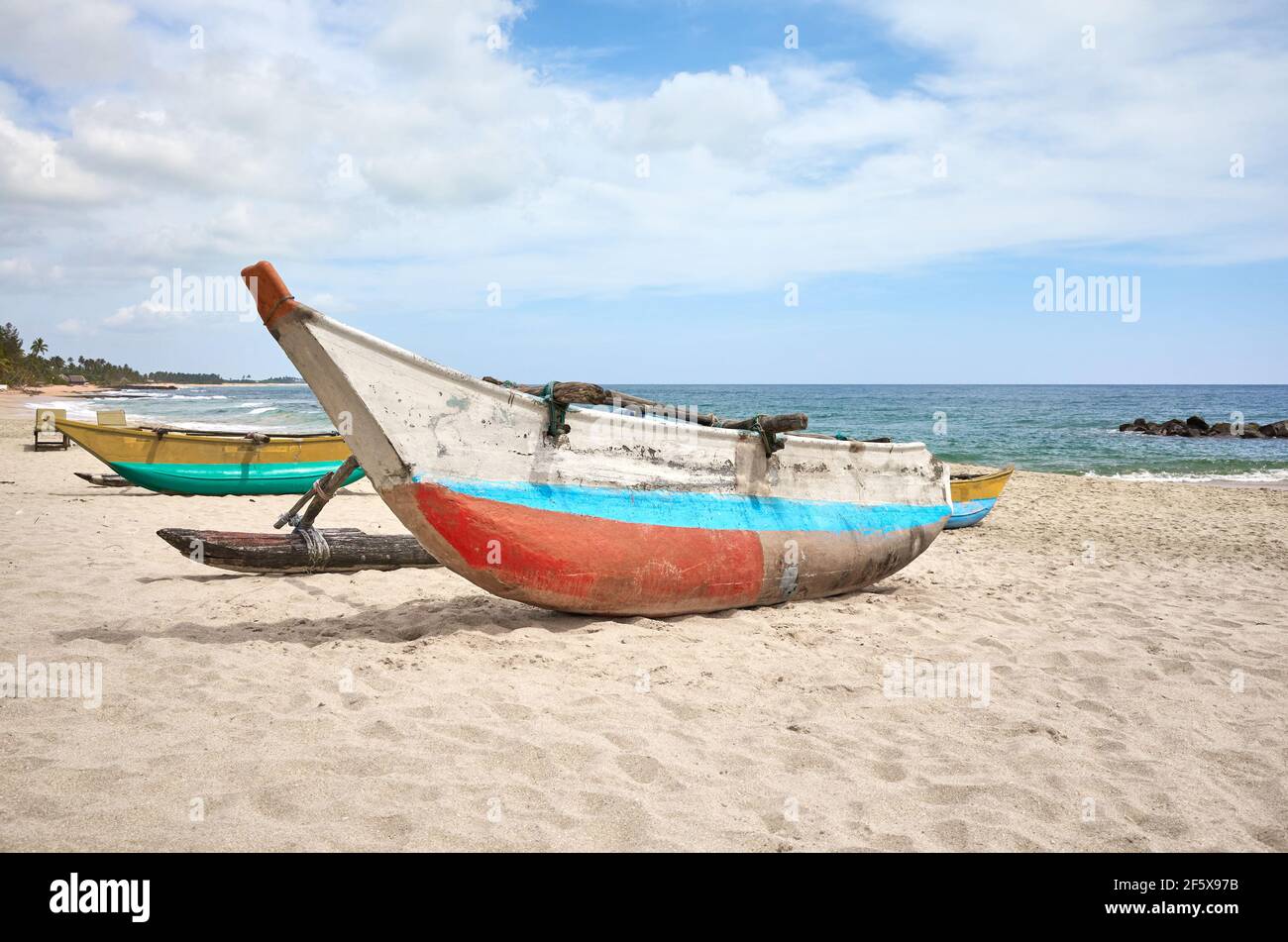 Petits bateaux de pêche sur une plage vide, Sri Lanka. Banque D'Images