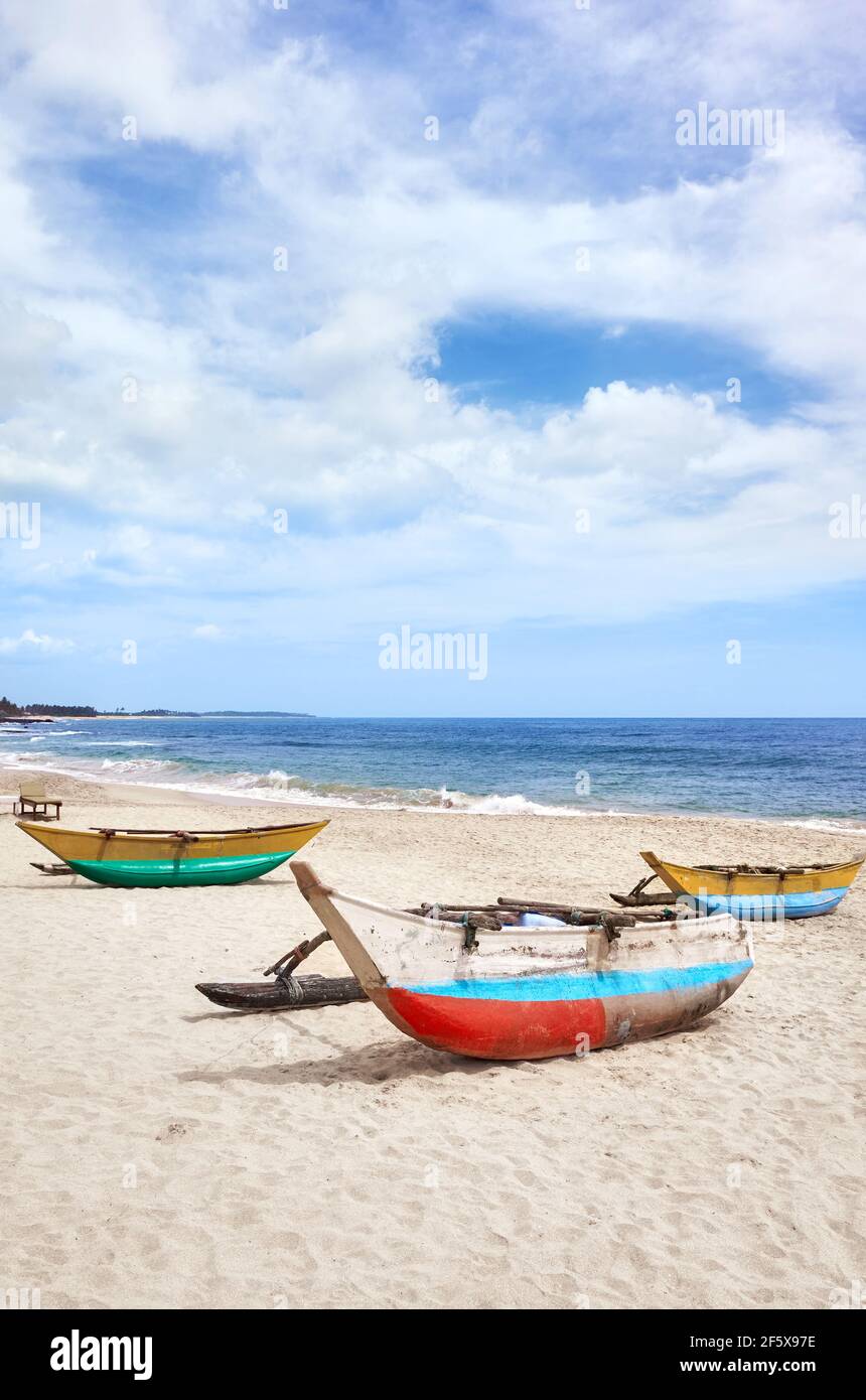Petits bateaux de pêche sur une plage vide, Sri Lanka. Banque D'Images