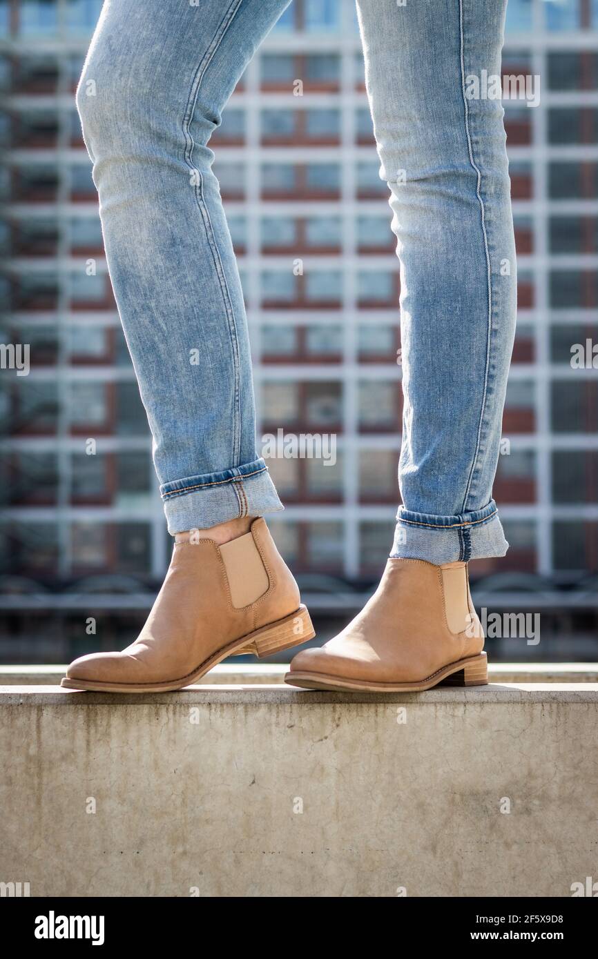Des jambes fines tendance avec un Jean et une chaussure en cuir en