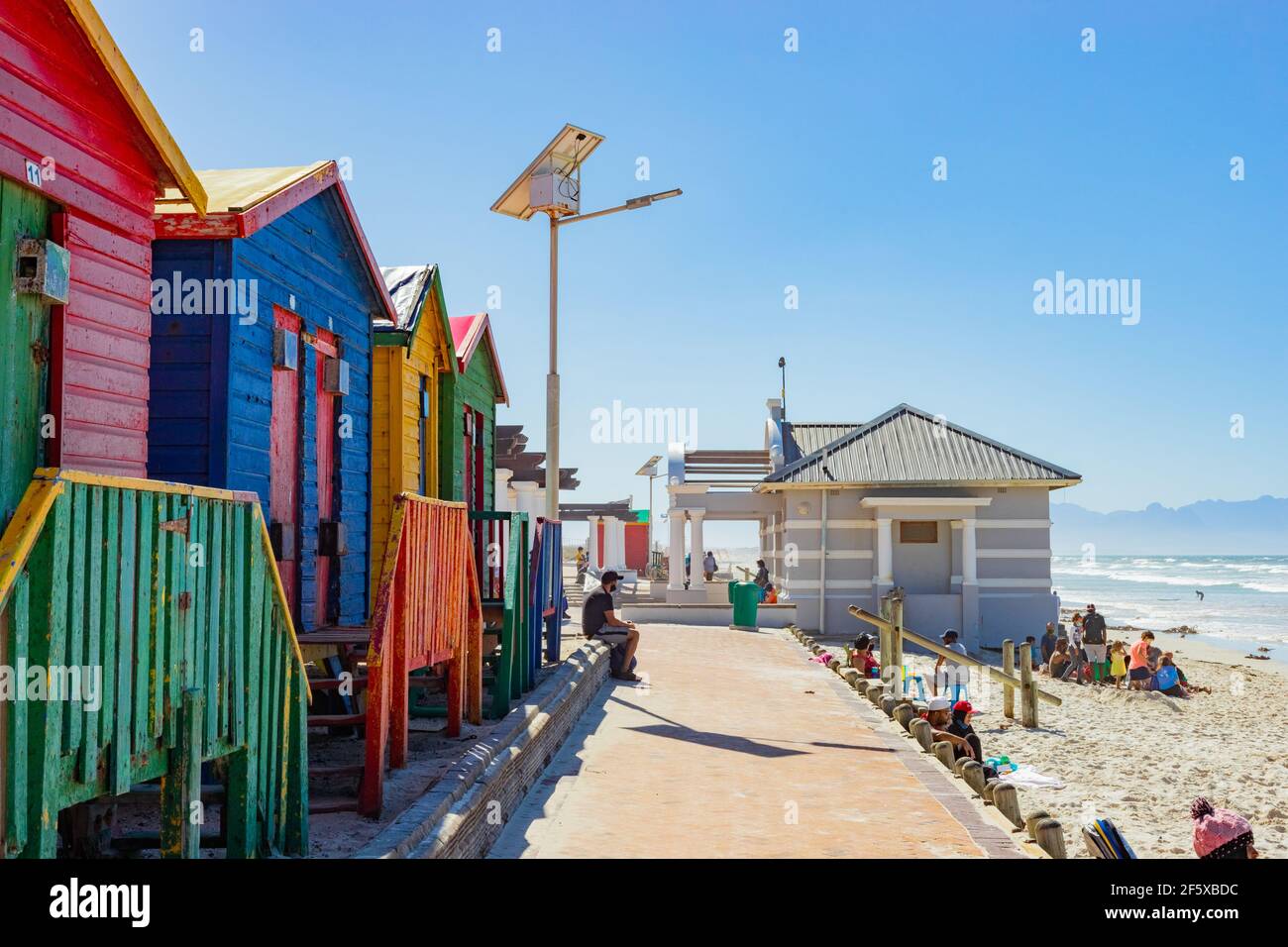 Cape Town, Afrique du Sud - 23 mars 2021: Surfers Corner plage dans la petite ville côtière de Muizenberg Banque D'Images