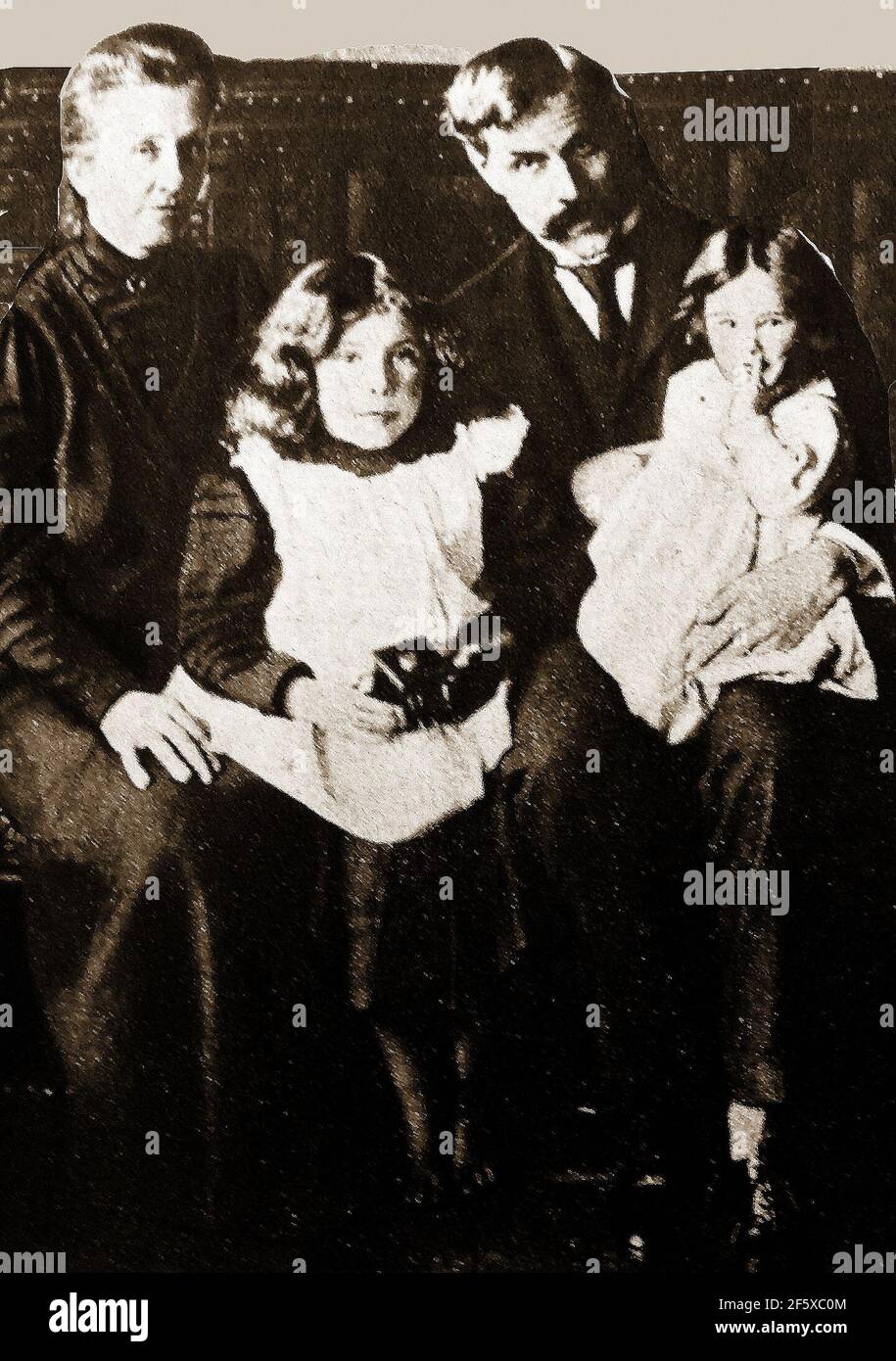 Un portrait de famille rare du politicien britannique J Ramsay MacDonald avant qu'il ne devienne le premier ministre, vu avec sa femme (Margaret (M. 1896; mort 1911. Née Gladstone) et deux de leurs six enfants Ishbel et Joan. Les autres enfants étaient Alister ; Malcolm ; David ; et Sheila Ramsay Lochhead ------- James Ramsay MacDonald le FRS (alias James McDonald Ramsay; 1866 – 1937) a été le premier Premier ministre du Royaume-Uni à appartenir au Parti travailliste Banque D'Images