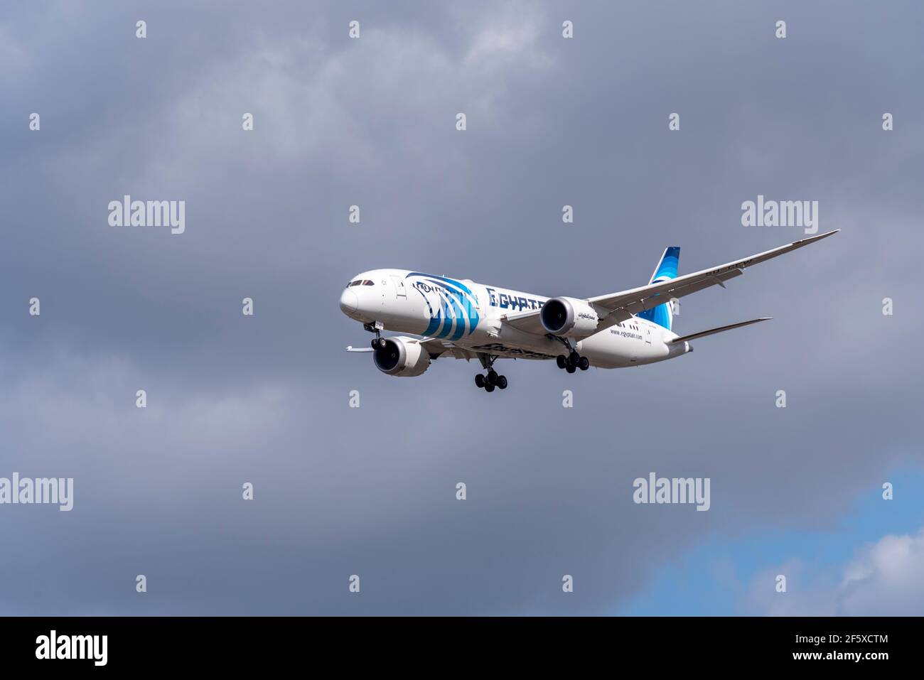 EgyptAir Boeing 787 Dreamliner avion de ligne SU-GEW sur la finale à l'atterrissage à l'aéroport de Londres Heathrow, Royaume-Uni. Porte-drapeau de l'Égypte appartenant à l'État Banque D'Images