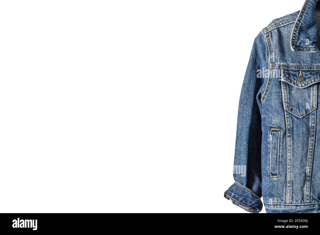 Veste denim sur fond blanc Photographie en format paysage avec espace libre pour écrire du texte si vous le souhaitez Banque D'Images