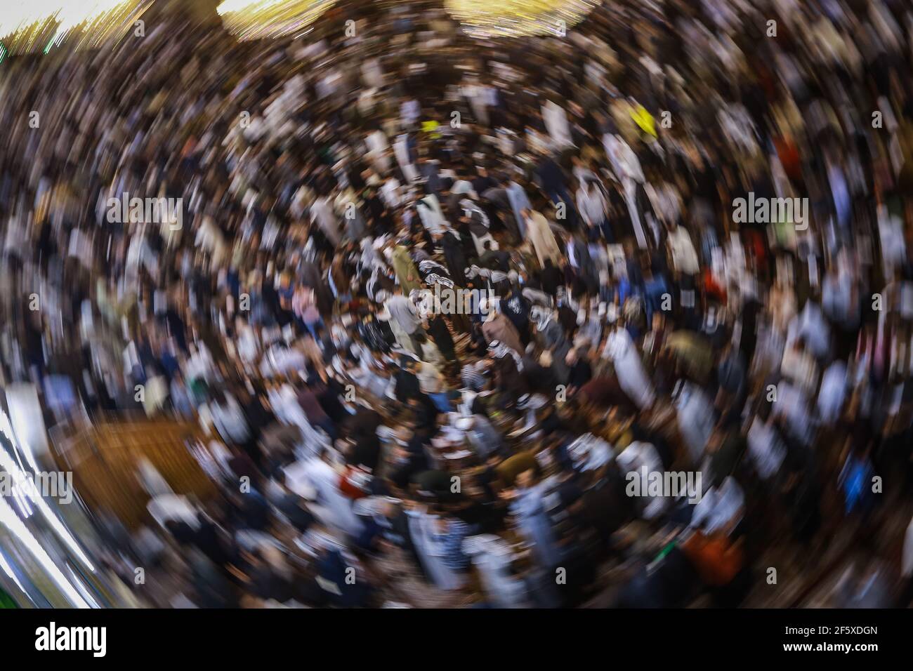 Karbala, Irak. 28 mars 2021. Les musulmans participent aux célébrations du Nisf de Chaban (Mid-Sha'ban). L'événement se tient dans la nuit entre le 14 et le 15 de Sha'aban, qui est le huitième mois du calendrier islamique, pour commémorer la naissance du dernier Imam chiite Muhammad al-Mahdi, Selon les musulmans chiites, qui est censé émerger avant la fin des temps pour apporter la paix et la justice au monde. Credit: Ameer Al Mohmedaw/dpa/Alamy Live News Banque D'Images