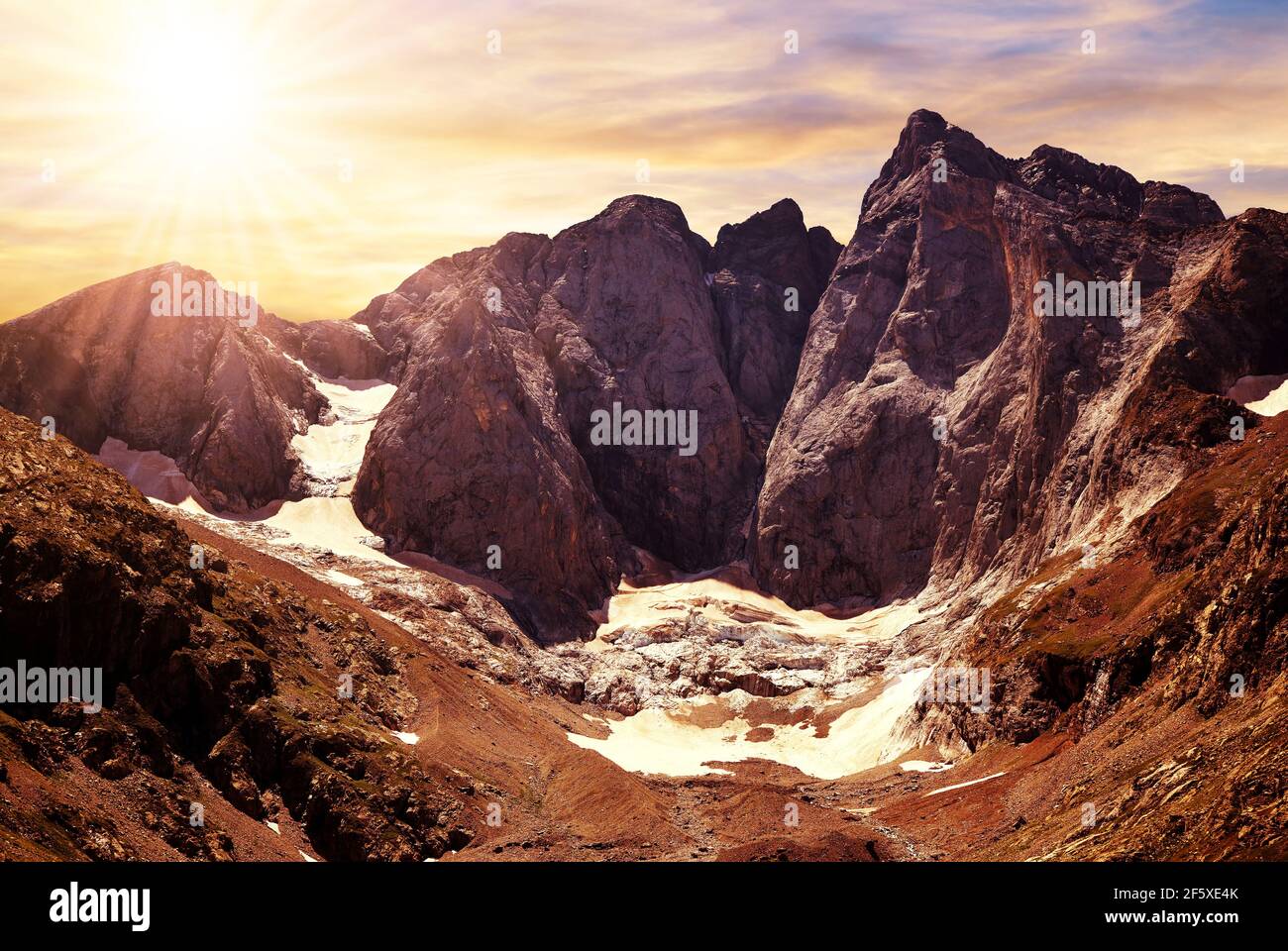 Le Plus Haut Sommet Des Pyrénées Le massif du Vignemale est le plus haut sommet des Pyrénées françaises.  Département des Hautes-Pyrénées, Occitanie dans le sud de la France Photo  Stock - Alamy