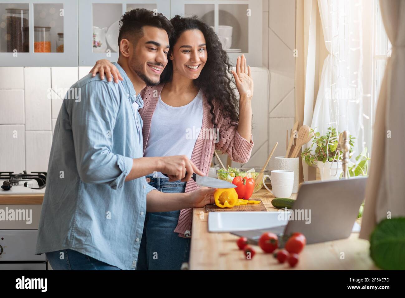 Les blogueurs de l'alimentation du Moyen-Orient se coupent pour filmer du contenu dans la cuisine Vlog culinaire Banque D'Images