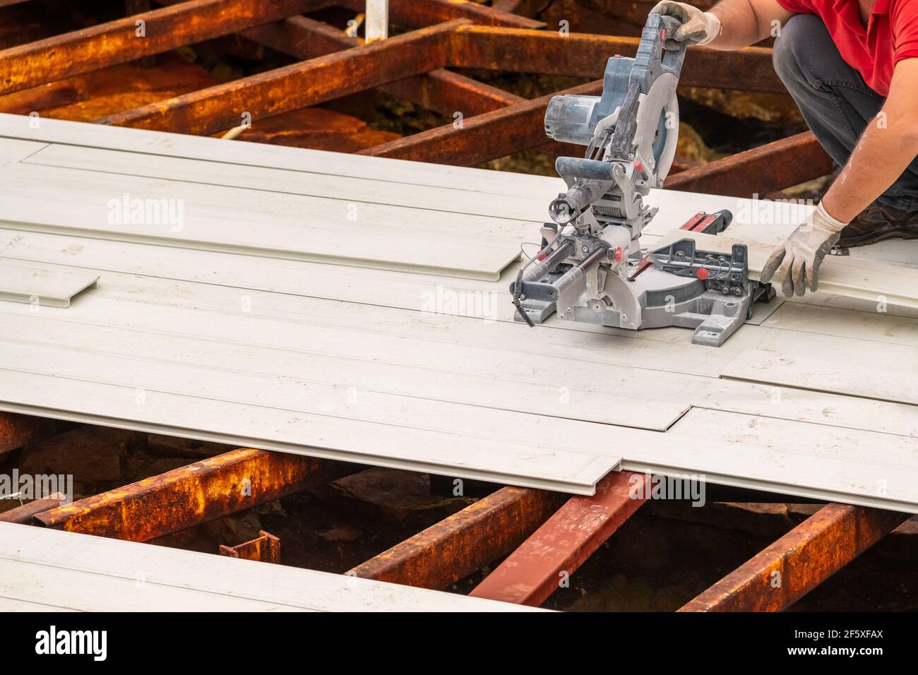 Scies circulaires montées sur la plate-forme composite assemblée Banque D'Images