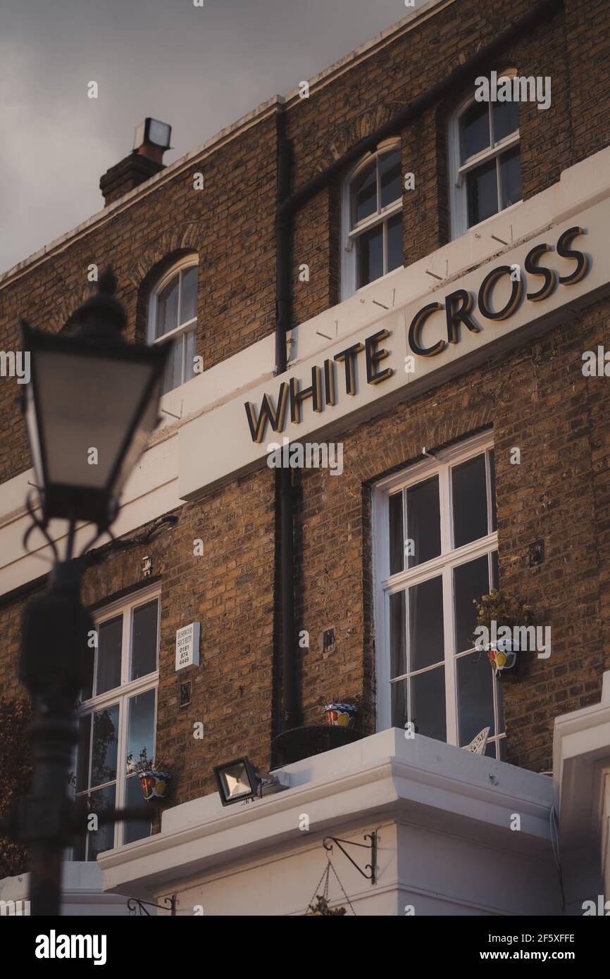 Richmond, Londres | Royaume-Uni - 2021.03.19 : The White Cross Richmond Pub au coucher du soleil Banque D'Images