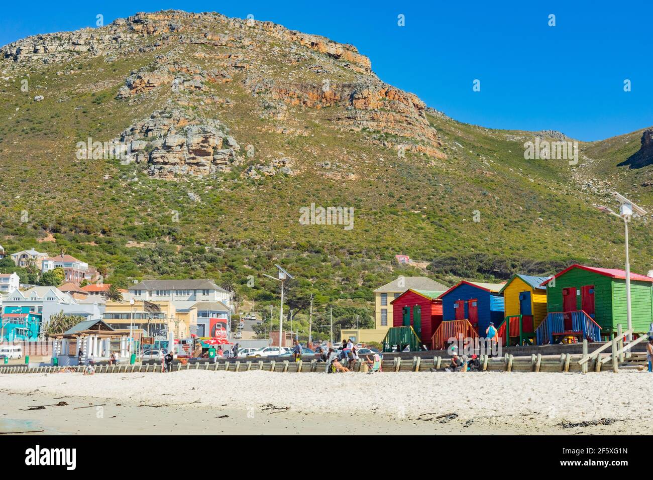 Cape Town, Afrique du Sud - 23 mars 2021: Surfers Corner plage dans la petite ville côtière de Muizenberg Banque D'Images