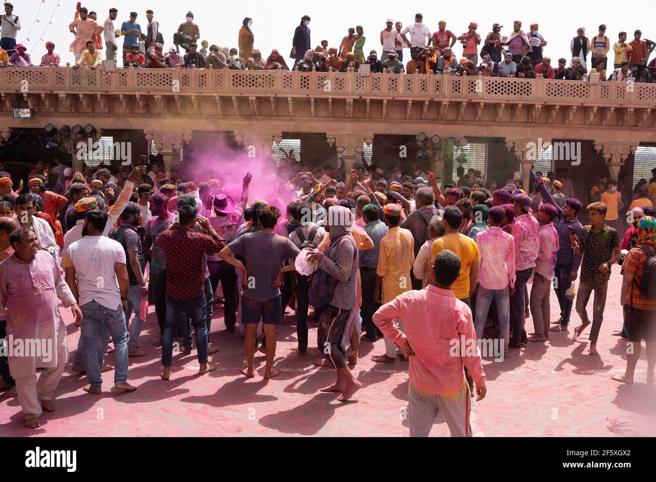 Les gens appréciant l'Holi de Nandgaon. Projection de couleurs dans l'air Banque D'Images