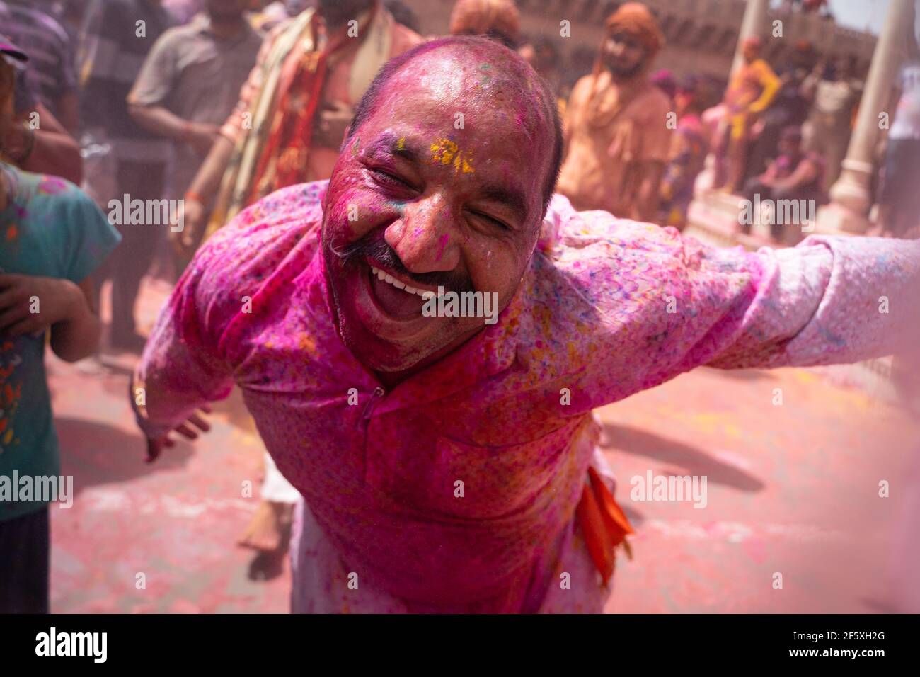 Un dévot dansant à Nandgaon Holi Banque D'Images