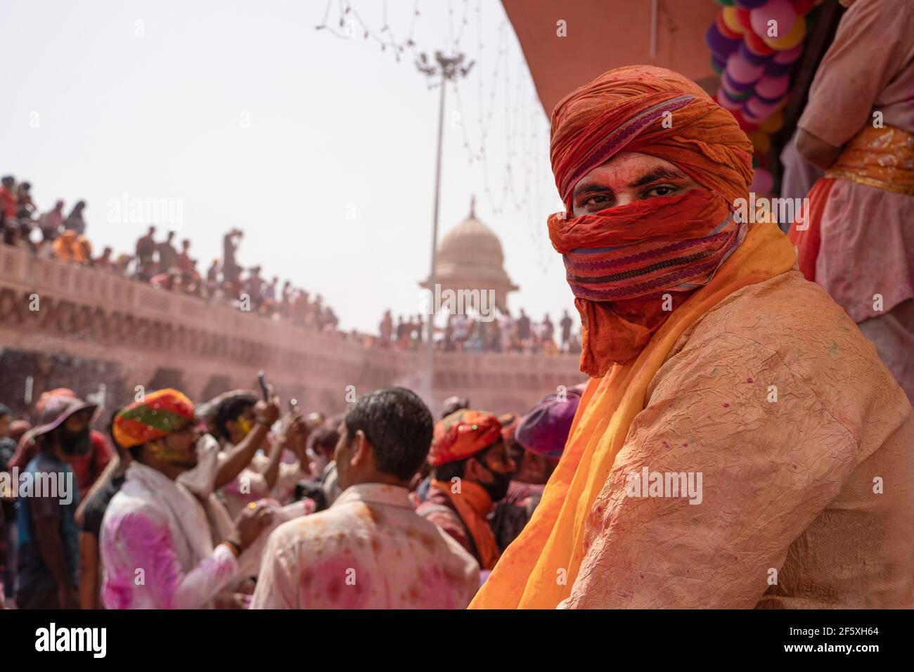 Un homme portant une écharpe et jouant à Holi à Nandgaon Banque D'Images