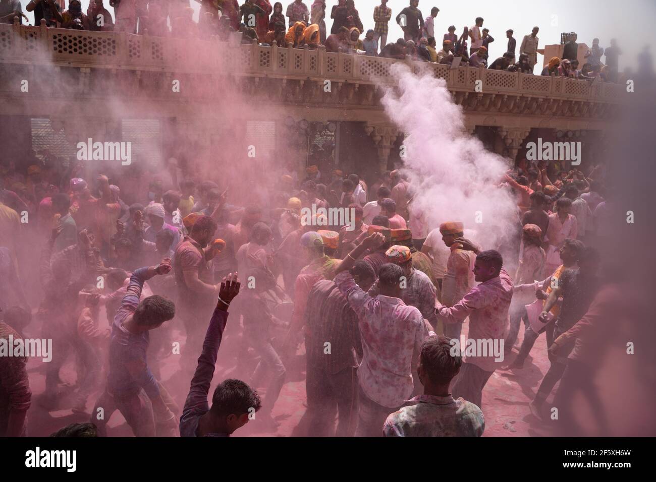 Les gens appréciant l'Holi de Nandgaon. Projection de couleurs dans l'air Banque D'Images