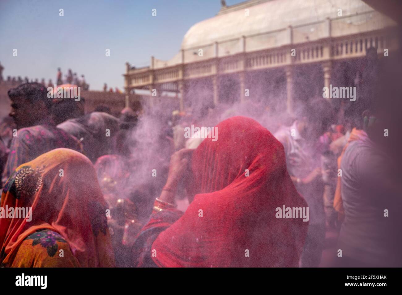 Les personnes jouant avec les couleurs à Nandgaon Holi Banque D'Images