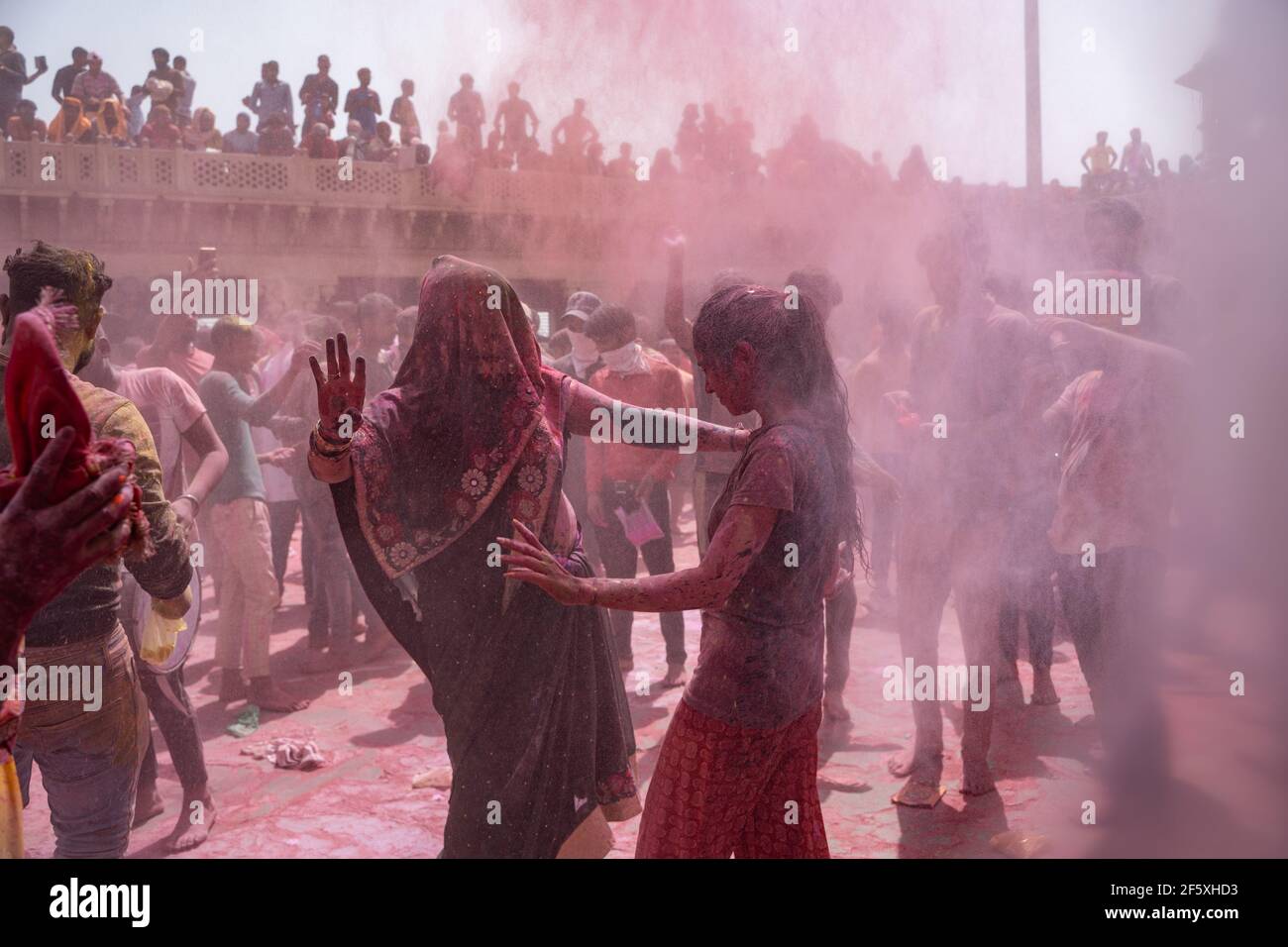 Les personnes jouant avec les couleurs à Nandgaon Holi Banque D'Images