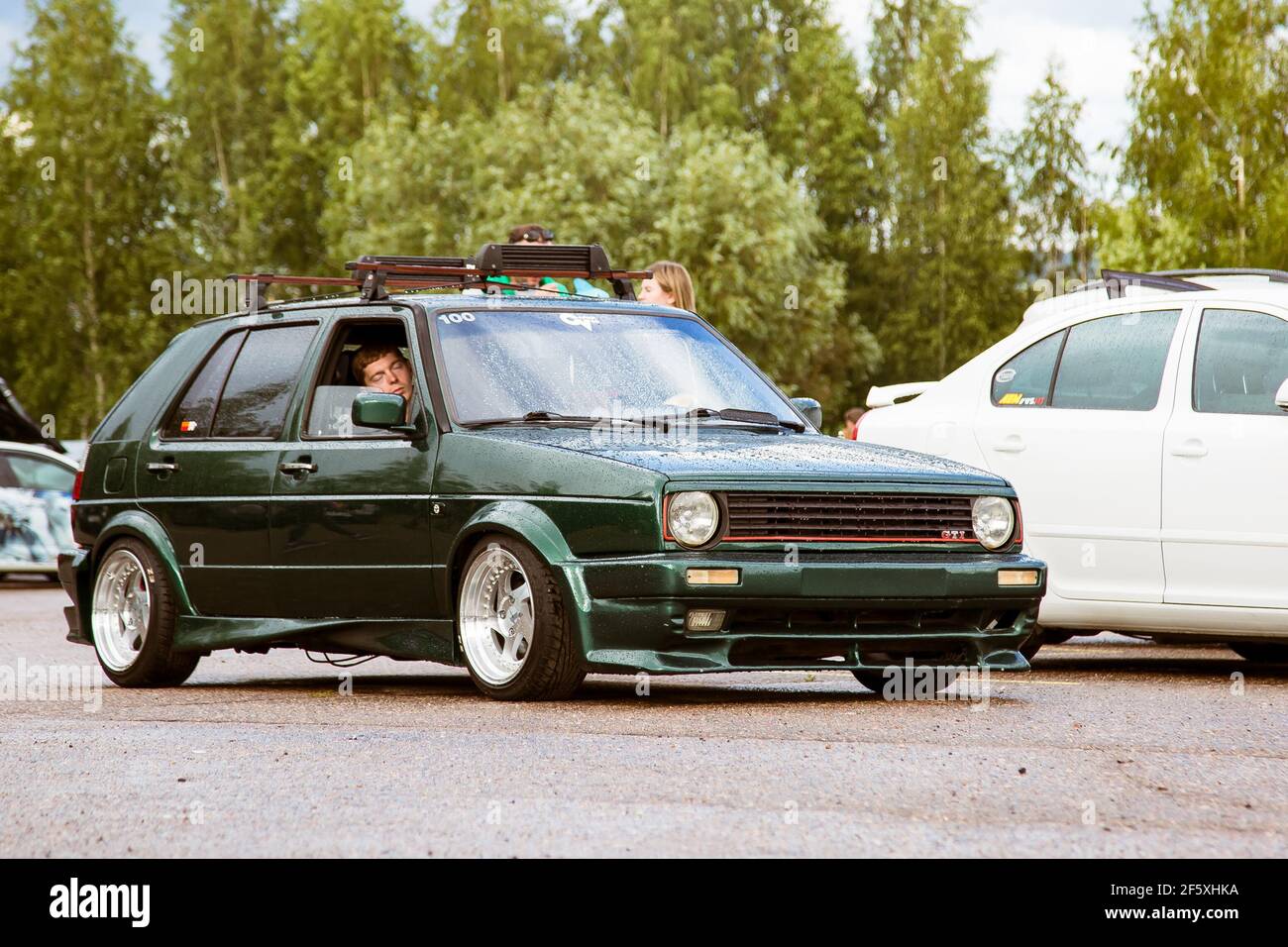 Moscou, Russie - 06 juillet 2019 : bas Volkswagen Golf 1 en vert avec de larges disques polis. Debout dans le parking, un homme s'ennuie à l'intérieur. Banque D'Images
