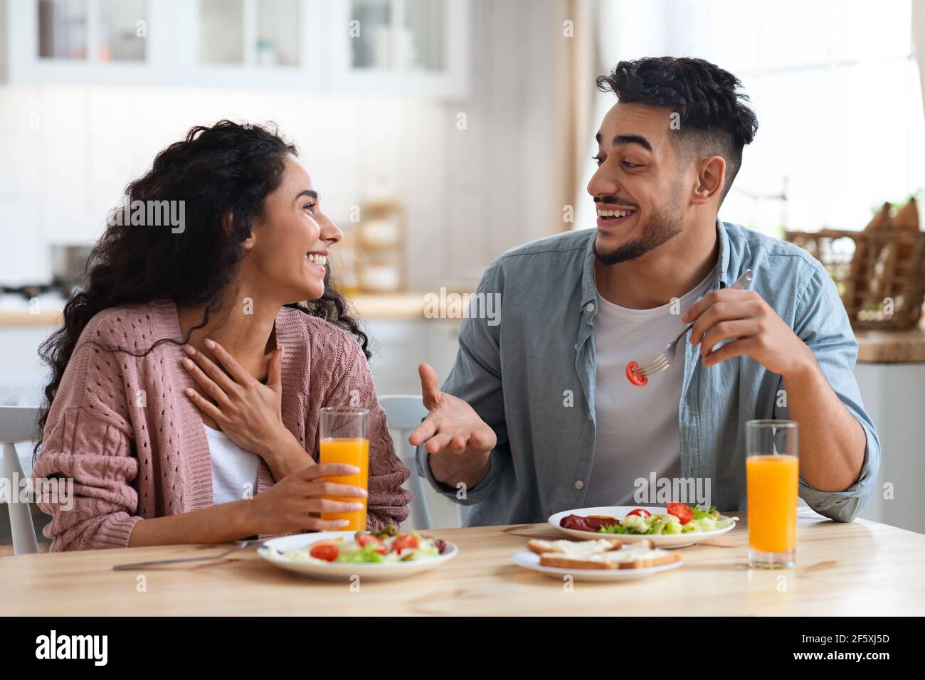 Vie domestique du jeune couple. Amoureux du Moyen-Orient ayant le petit déjeuner dans la cuisine Banque D'Images