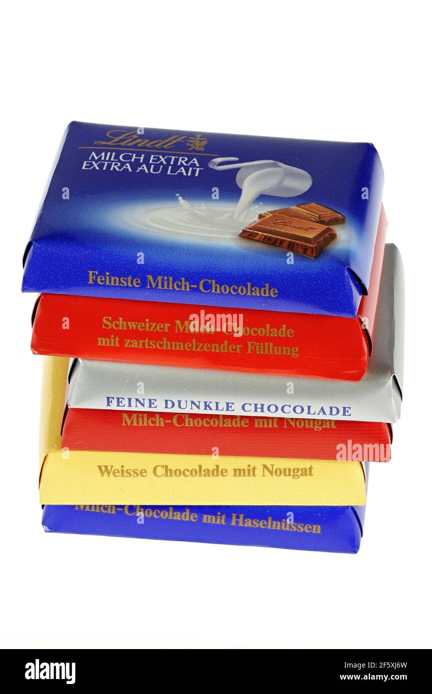 Sélection de barres de chocolat Lindt isolées sur fond blanc Banque D'Images