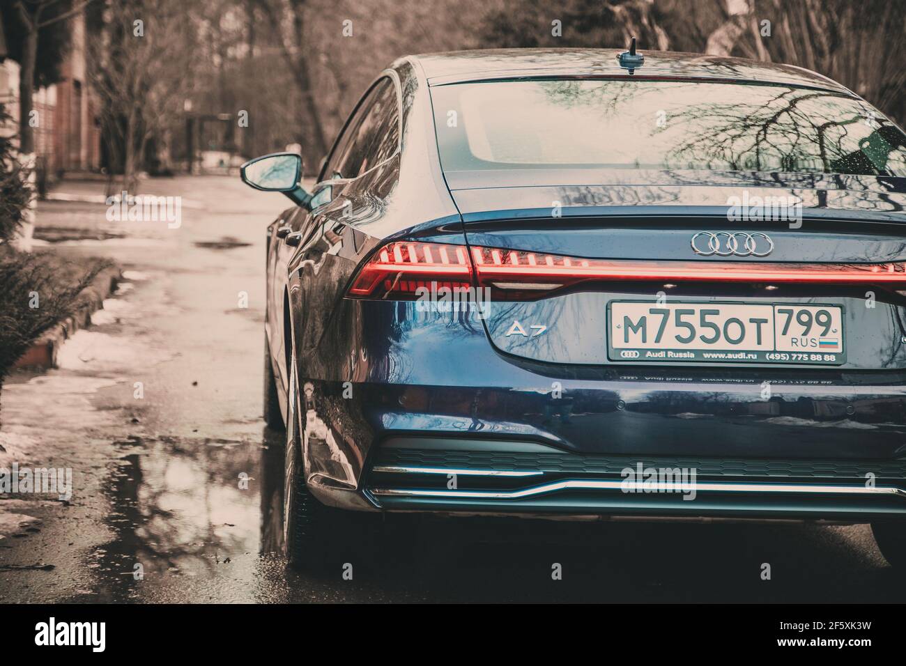 Moscou. Russie - 16 janvier 2020 : Audi A7 Sportback Ocean GT 1 de 111 UNE voiture de luxe de couleur violet se trouve dans la vue latérale arrière de la rue Banque D'Images