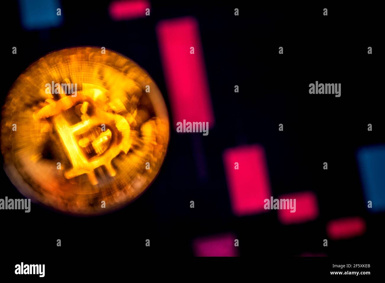 La pièce de monnaie crypto-monnaie Bitcoin sur un fond de citations en baisse sur une bourse Banque D'Images