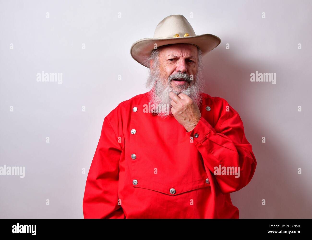 Vieux cowboy en rouge WESTERN bavoir chemise frogning Photo Stock - Alamy