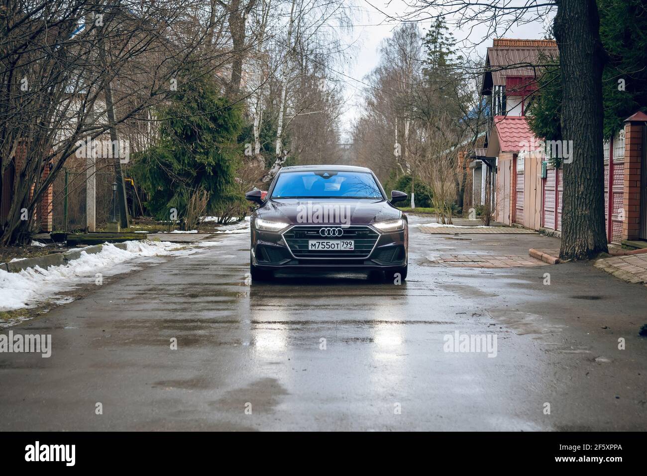 Moscou. Russie - 16 janvier 2020 : Audi A7 Sportback Ultra Nova GT 1 de 111 UNE voiture de luxe de couleur violet se trouve dans la vue latérale de la rue Banque D'Images