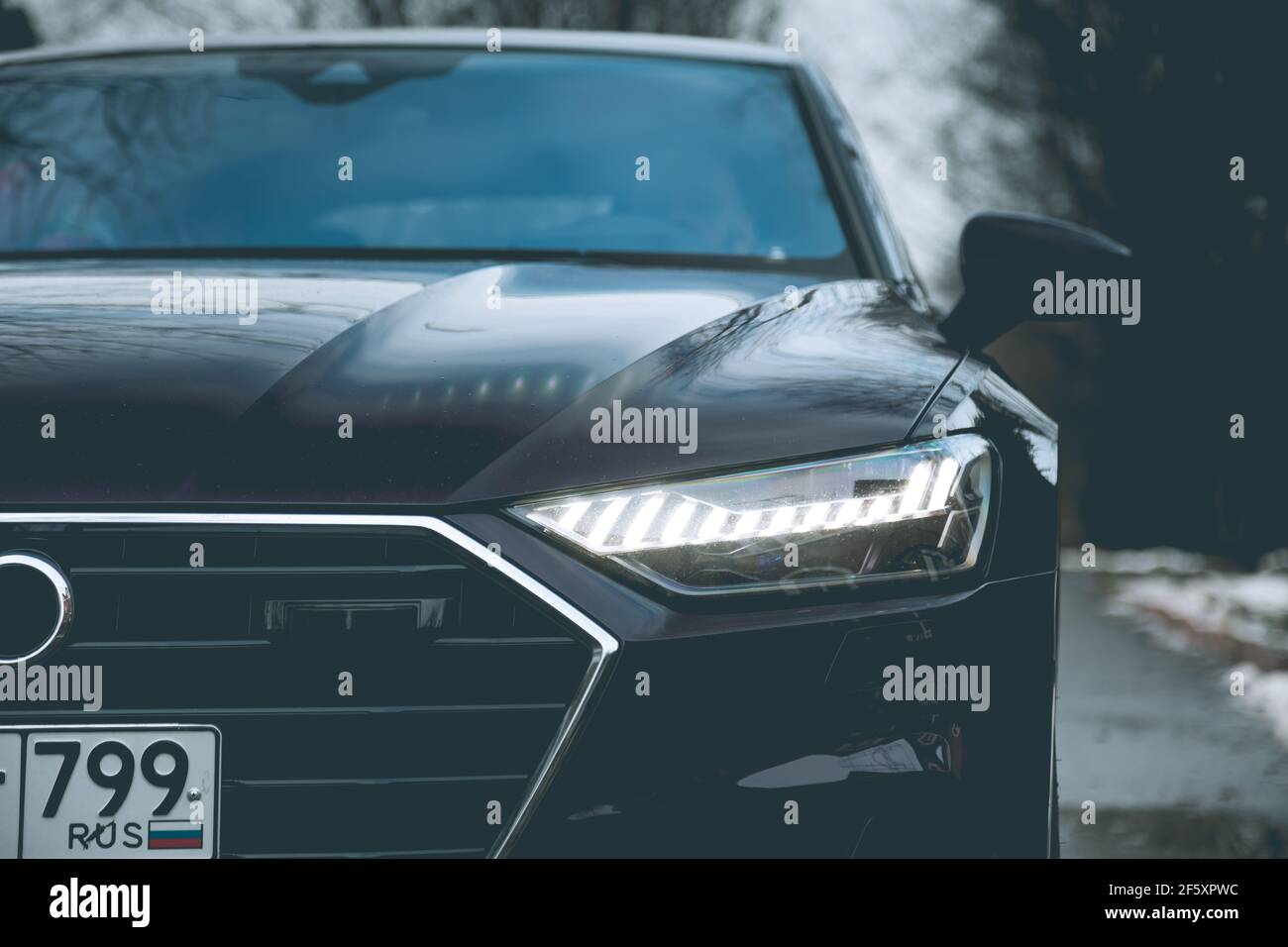 Moscou. Russie - 16 janvier 2020 : Audi A7 Sportback Ultra Nova GT 1 de 111 UNE voiture de luxe de couleur violet se trouve dans la vue latérale de la rue Banque D'Images