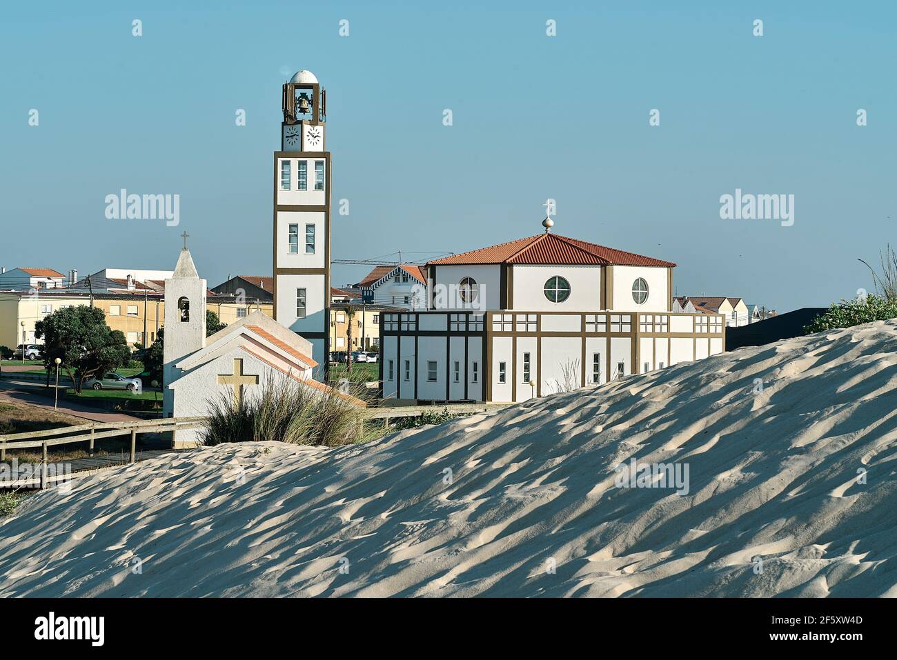 Vue sur l'église Aveiro depuis les dunes. Banque D'Images
