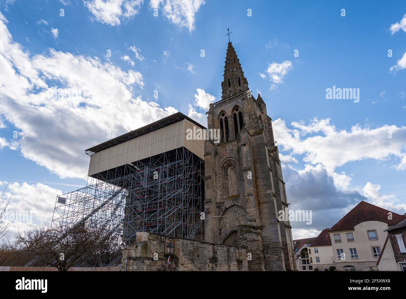 La collégiale Saint Thomas de Canterbury du XIIe siècle, en attente de restauration après un effondrement partiel de sa voûte en juin 2019. Banque D'Images