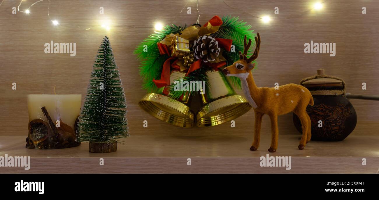 Cloches du nouvel an, cerf et sapin de Noël sur une étagère en bois Banque D'Images